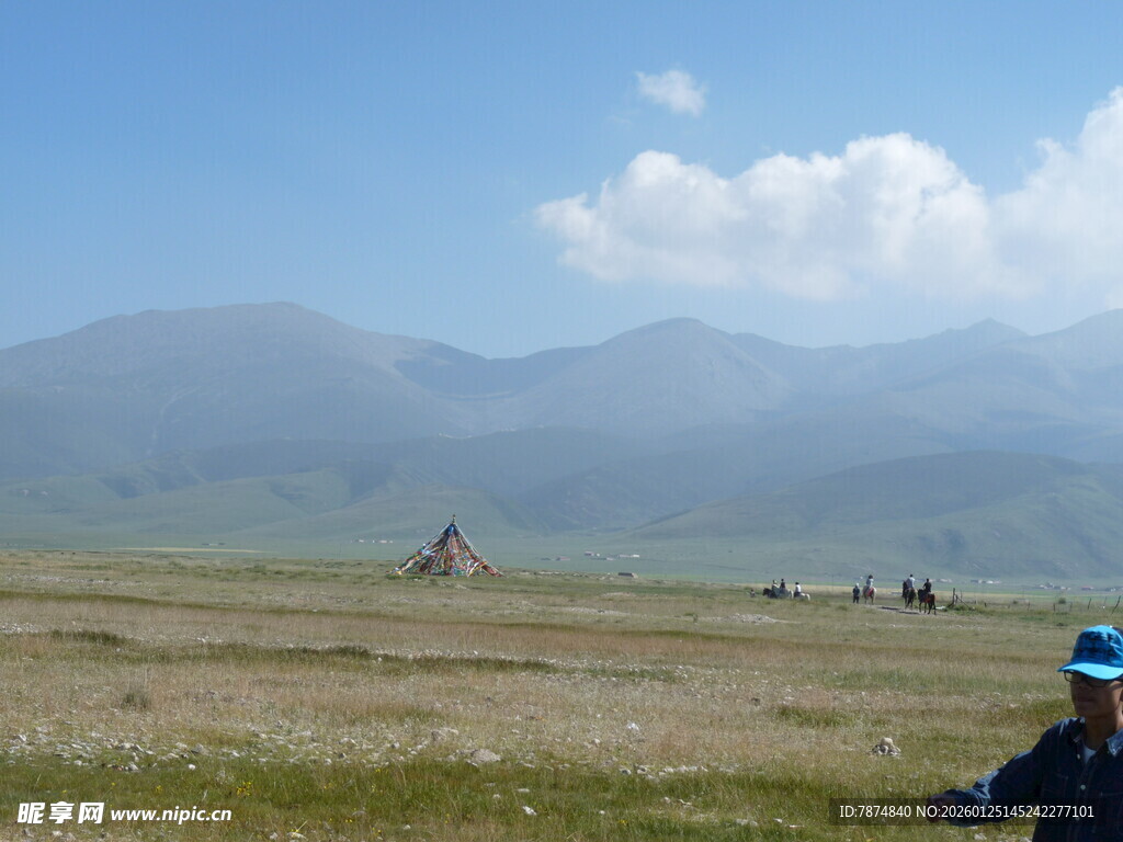 草原上的休闲骑马场景