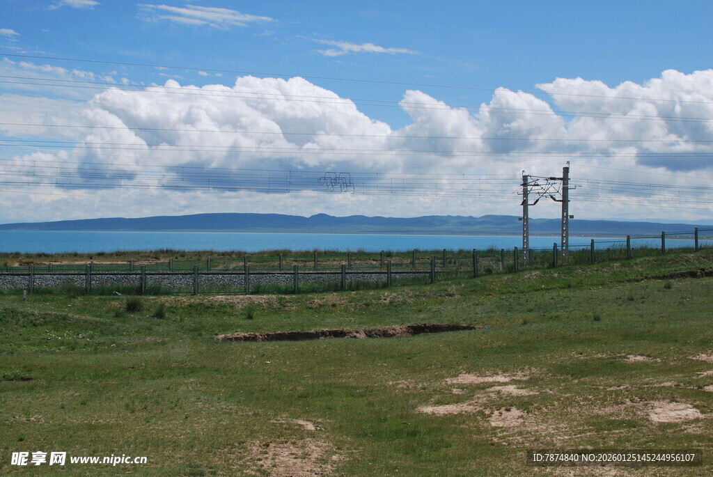 草原风光 远方云海与电杆