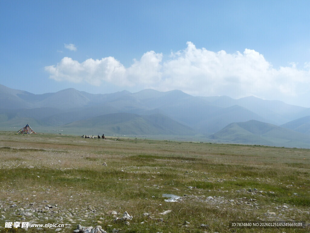 草原远景 山峦隐于云雾间
