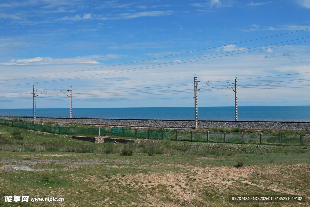 田野边的电线杆与辽阔海景