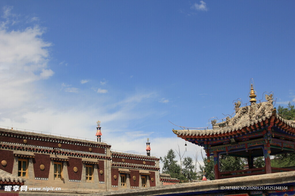 古式建筑 蓝天白云下的美景