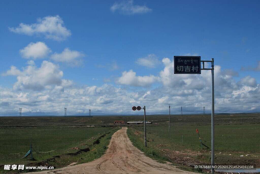 旷野土路旁的指示牌