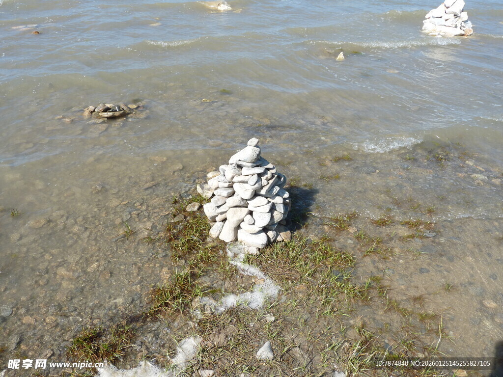 海边堆叠的白色贝壳堆