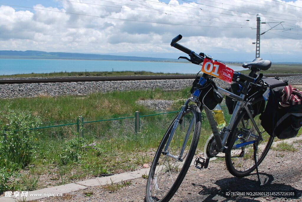 公路旁停放的旅行自行车