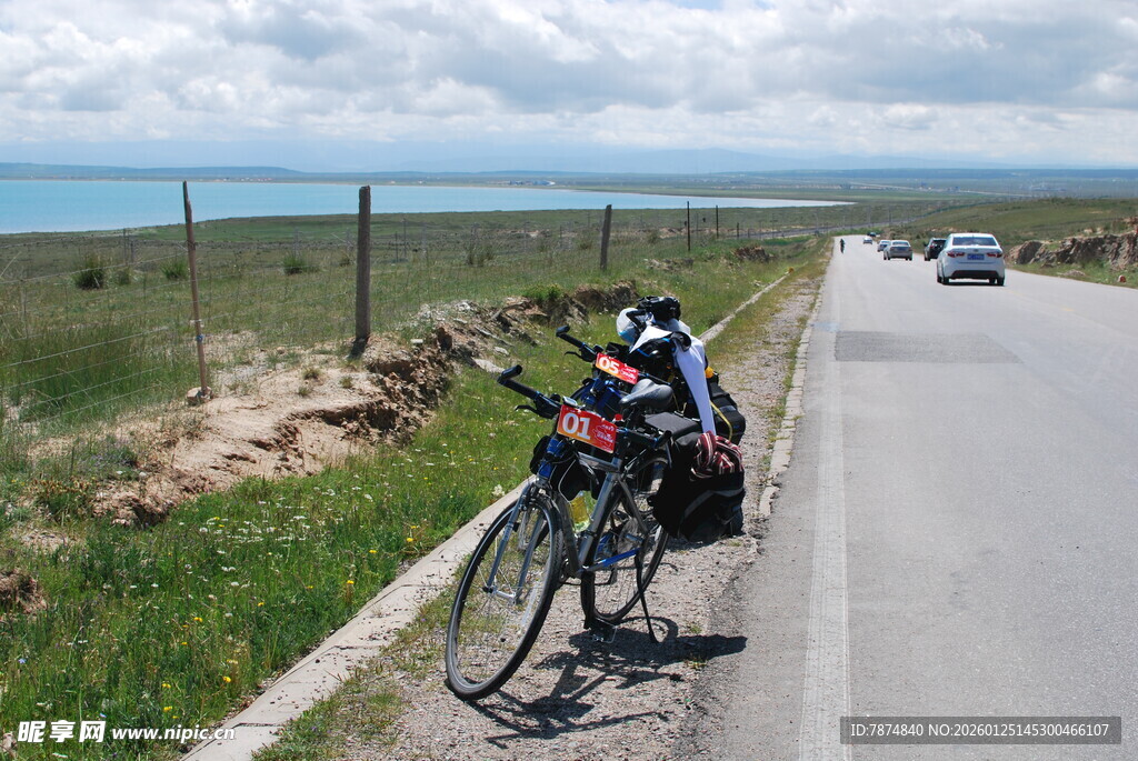 公路旁停放的骑行装备自行车
