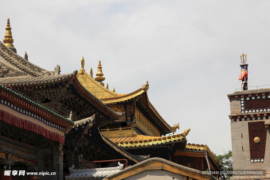 中式古建筑屋顶与塔楼