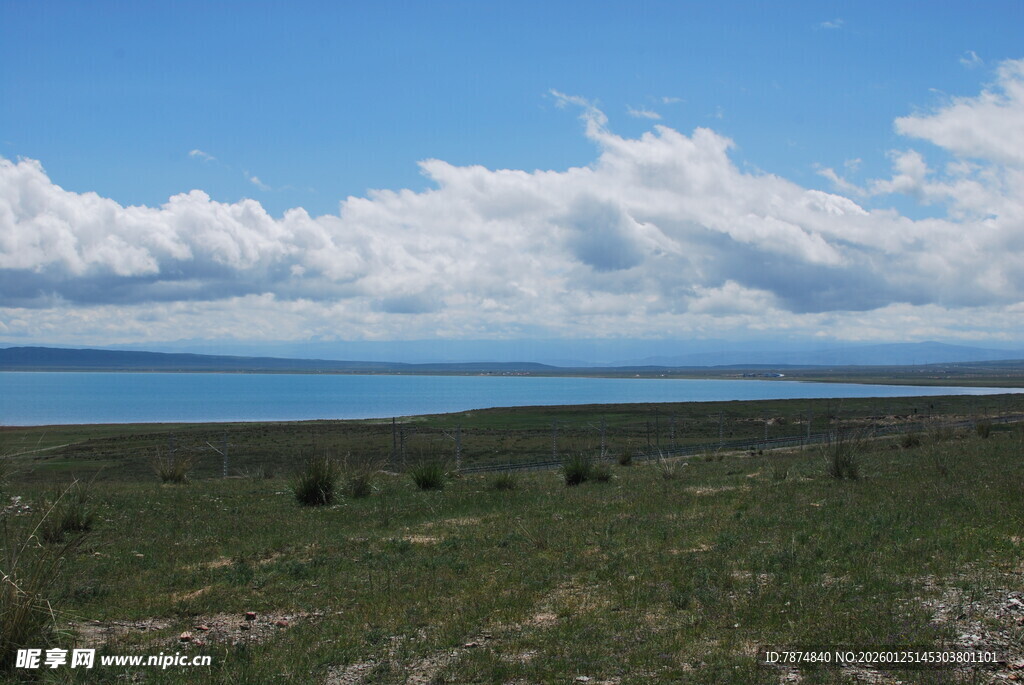 广阔草原边的蔚蓝湖泊