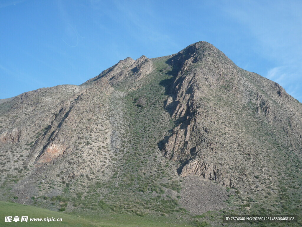 巍峨高山景色壮丽