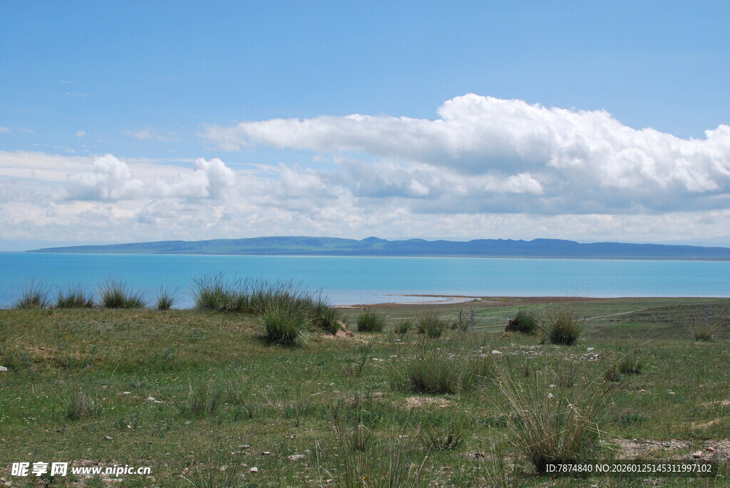 草原湖畔风光