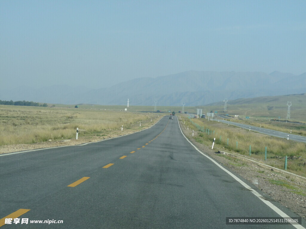 空旷公路延伸向远方