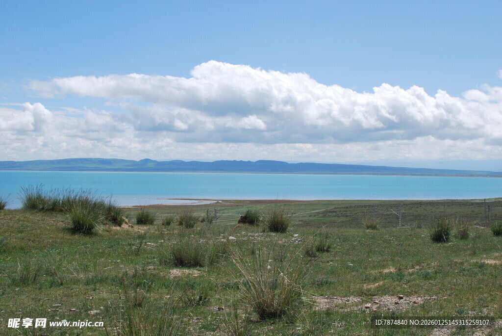 草原湖畔风光