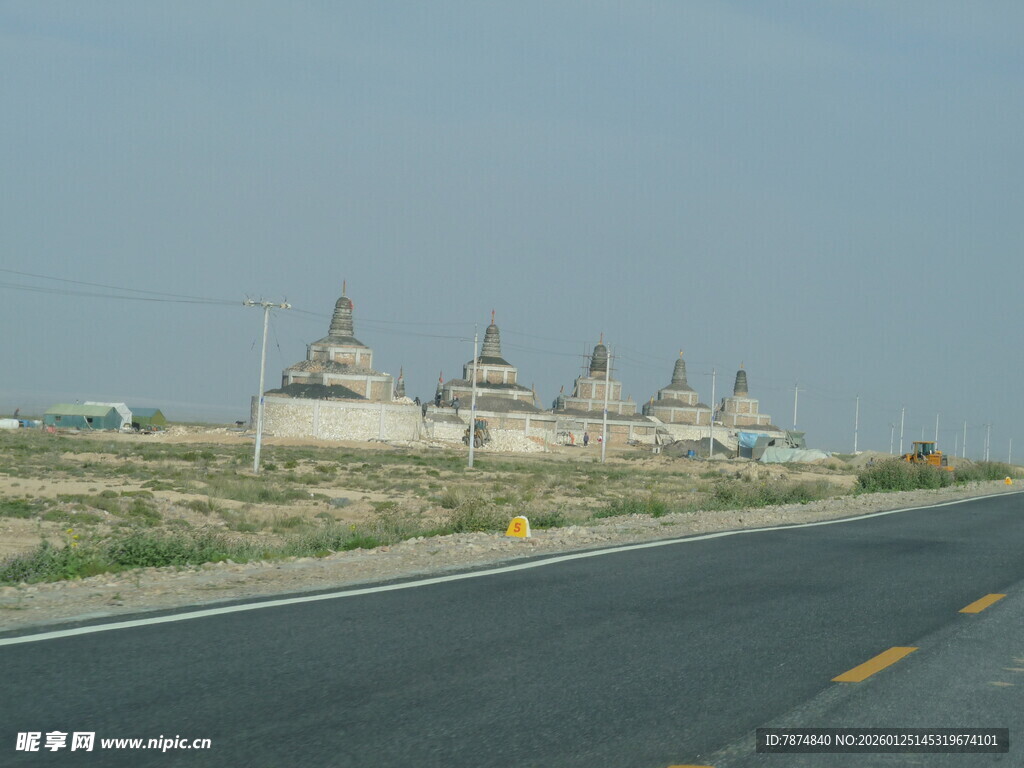 公路旁的独特建筑景观