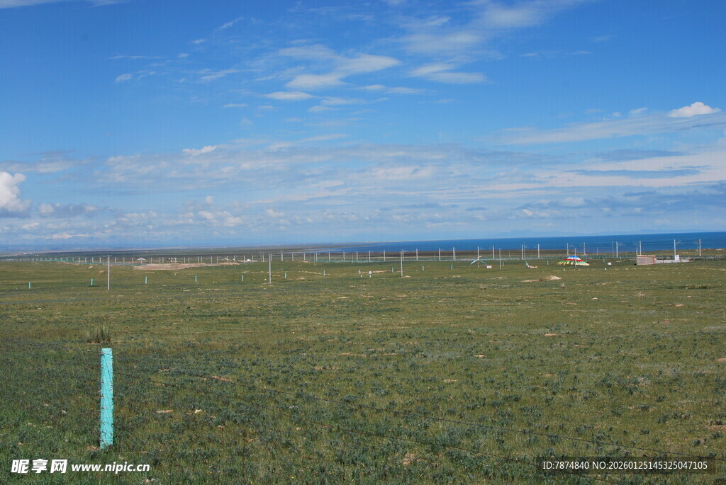 广袤草原上的蓝色标识物