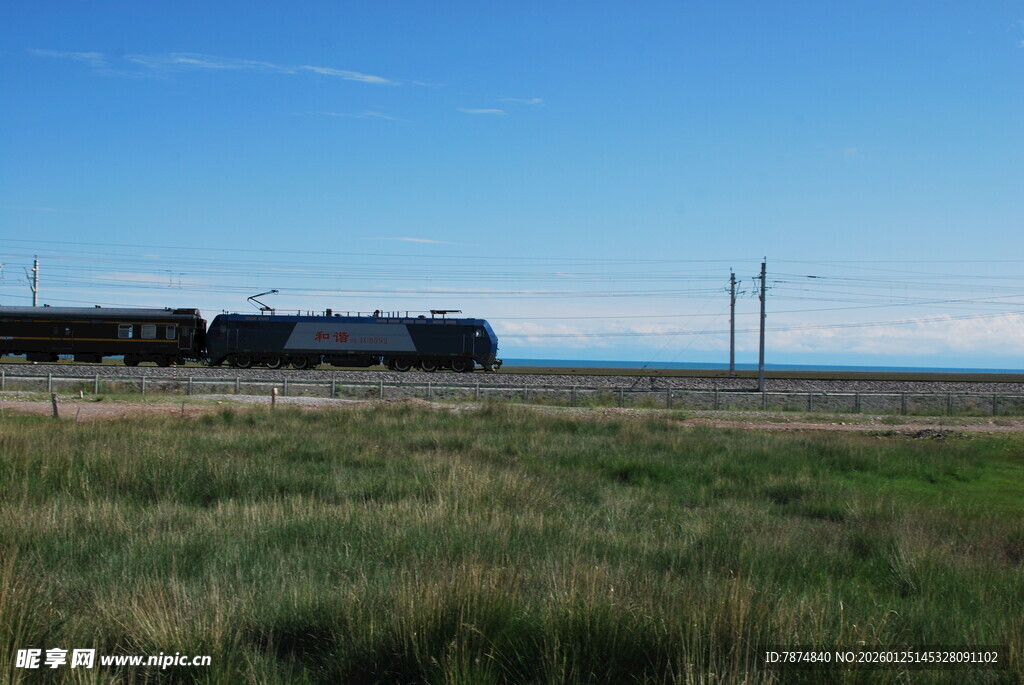 草原上行驶的火车
