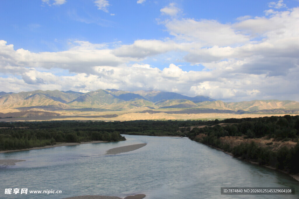 蜿蜒河流与远处山峦美景