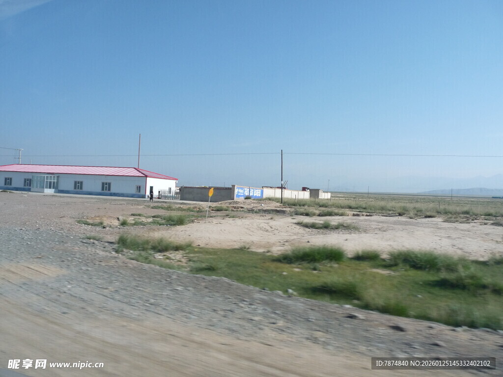 荒漠中的简易建筑群