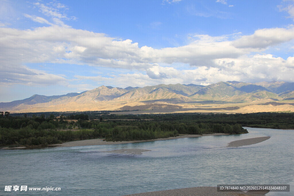 河畔风光 远山蓝天白云