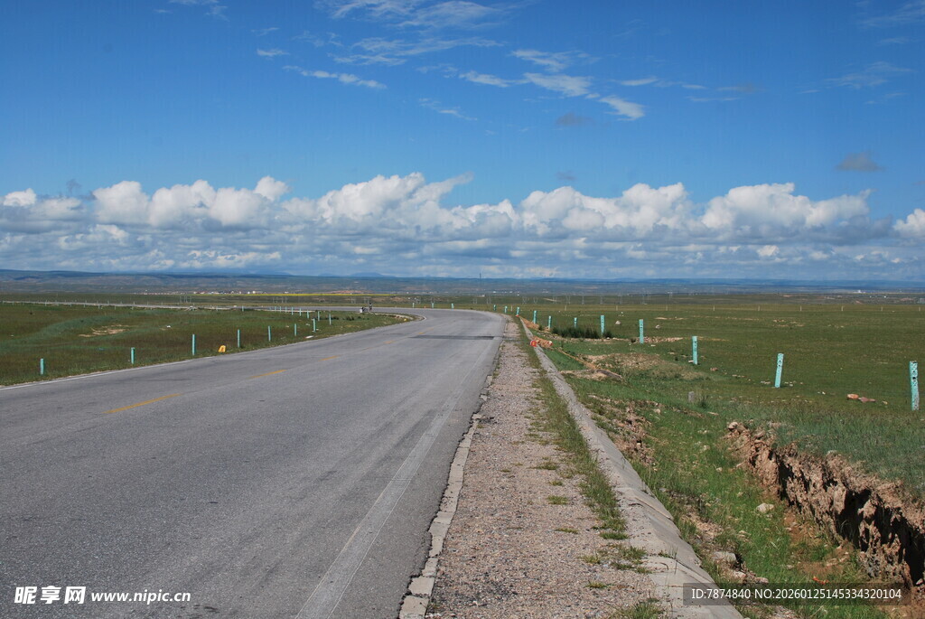 草原公路延伸向远方
