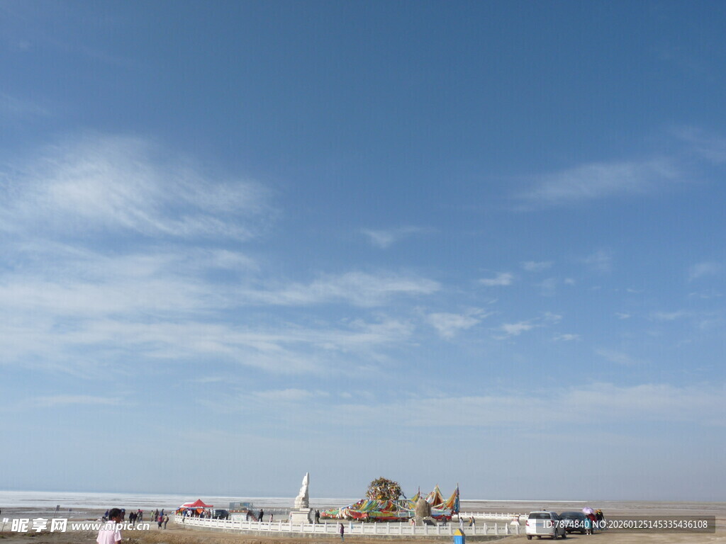 机场停机坪与晴朗天空