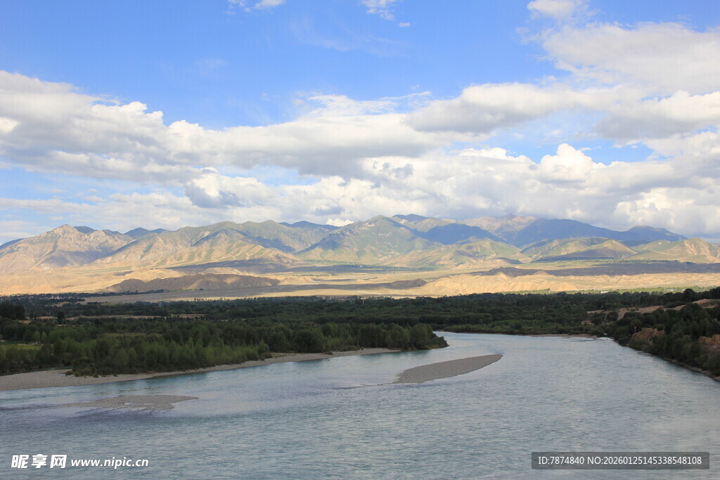 壮丽山河间的蜿蜒河流