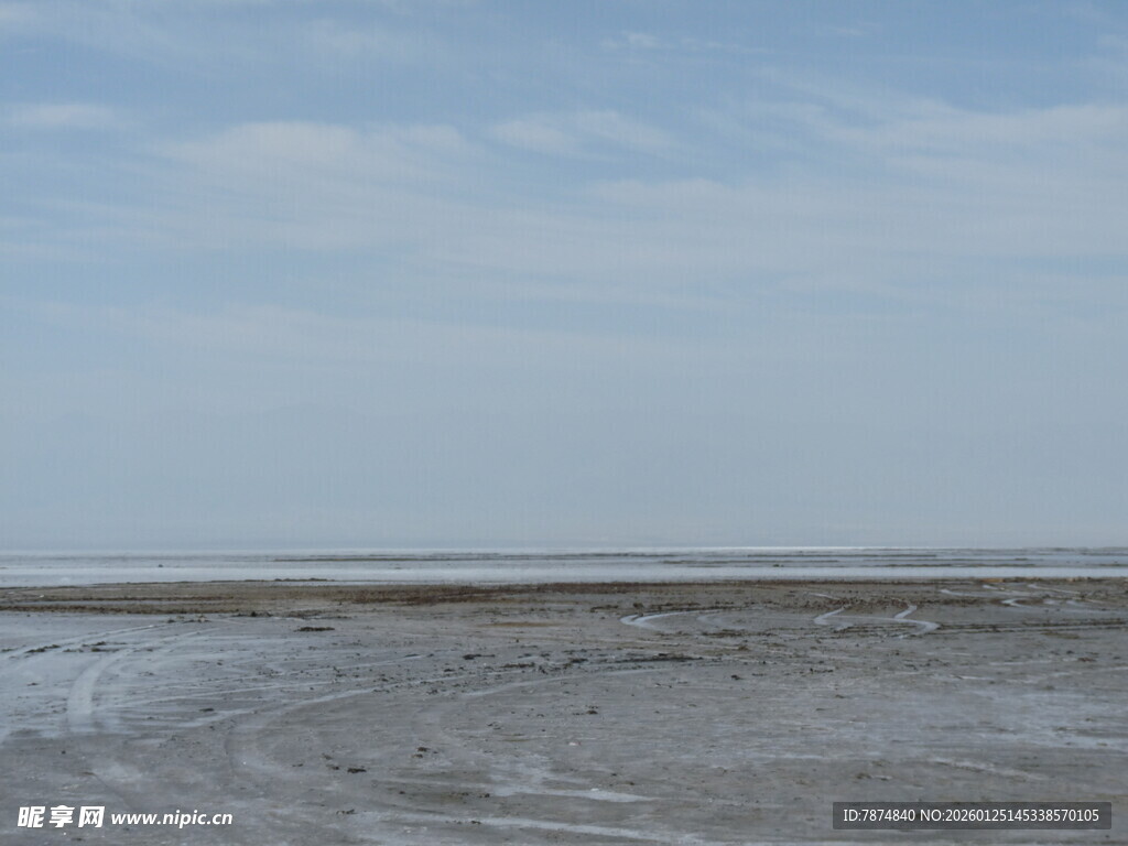广阔无垠的空旷滩涂景象