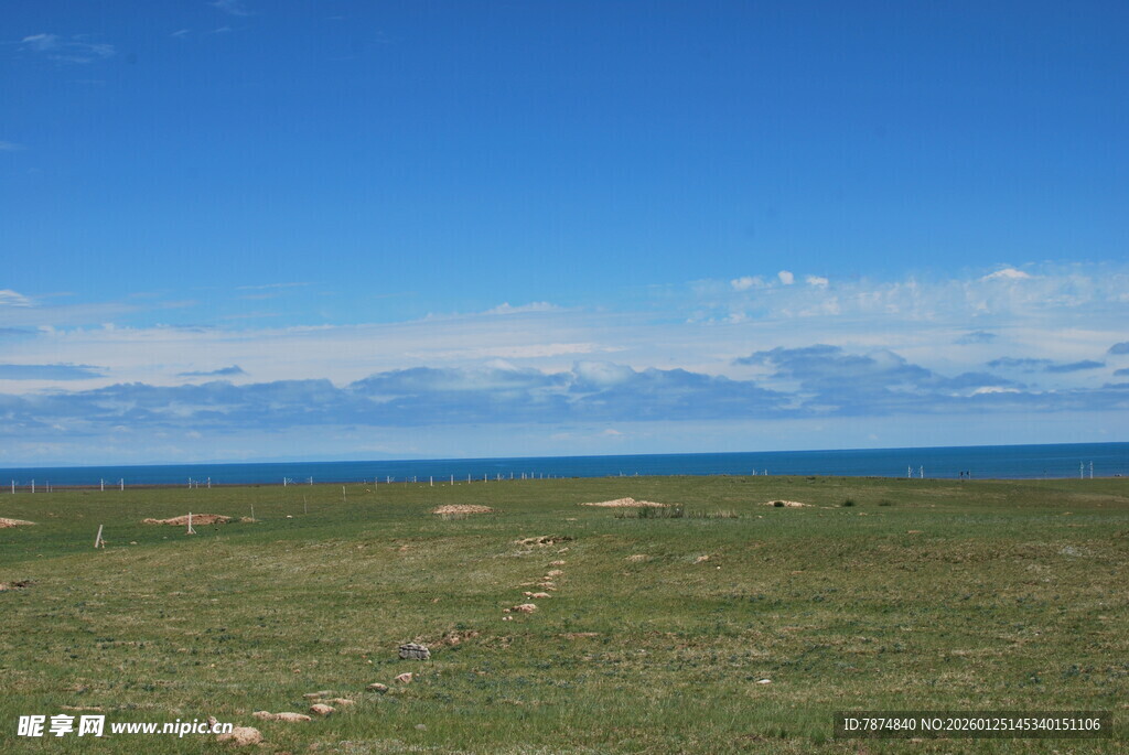 草原湖畔蓝天美景
