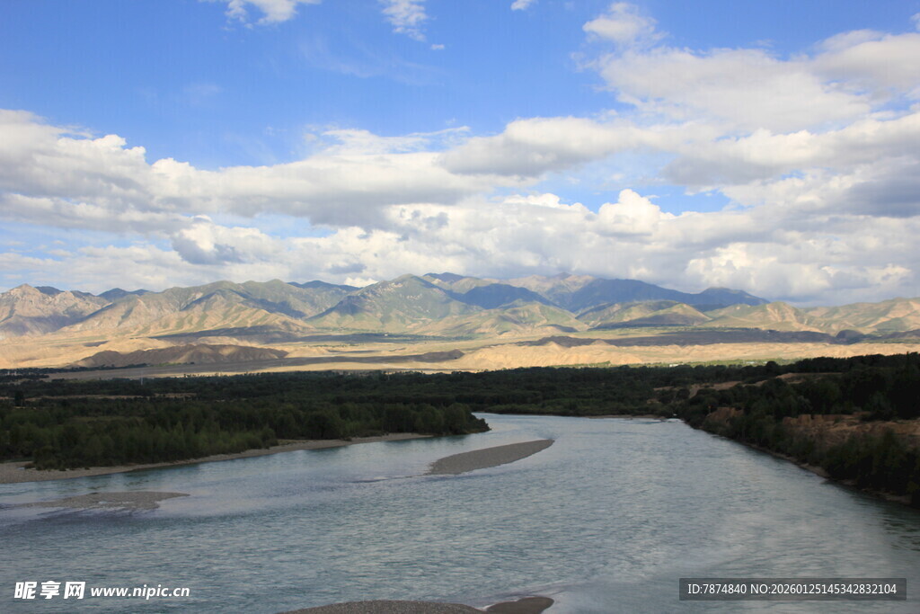 蜿蜒河流与远处山峦美景