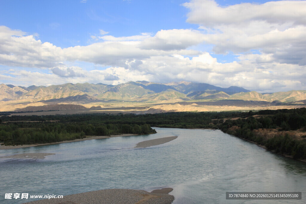 壮丽山河间的蜿蜒河流