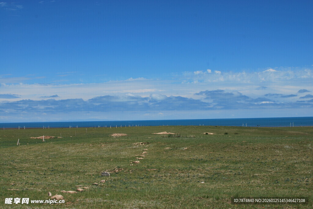 草原与蓝天相接的开阔景致