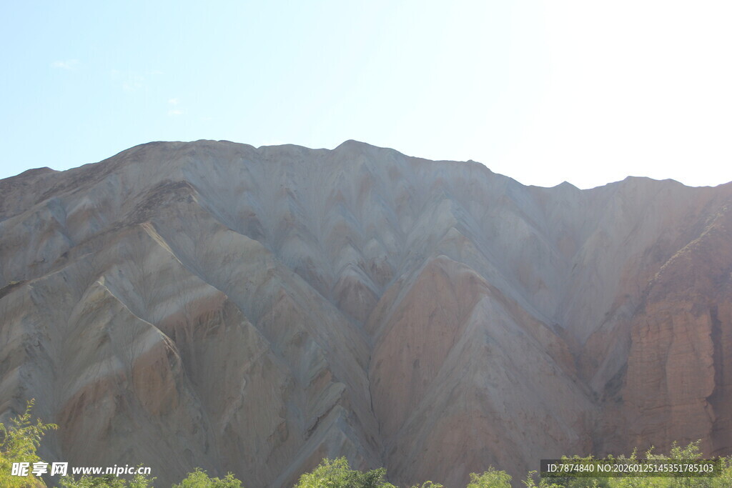 壮丽山景与葱郁植被