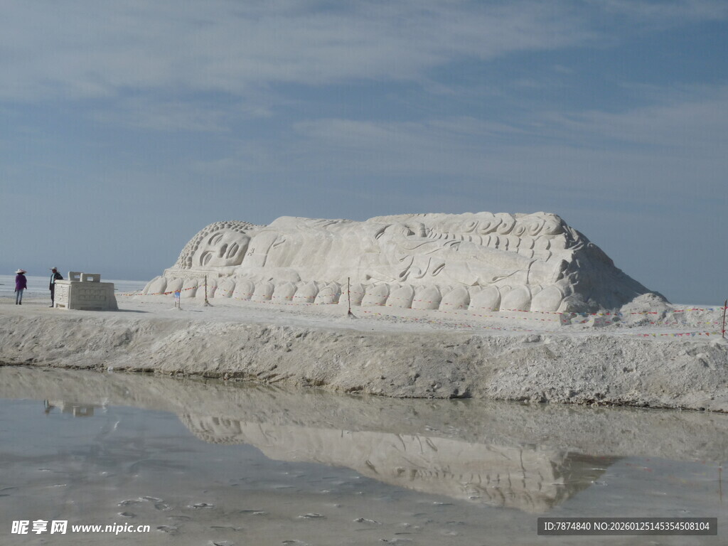 盐湖上的盐堆景观