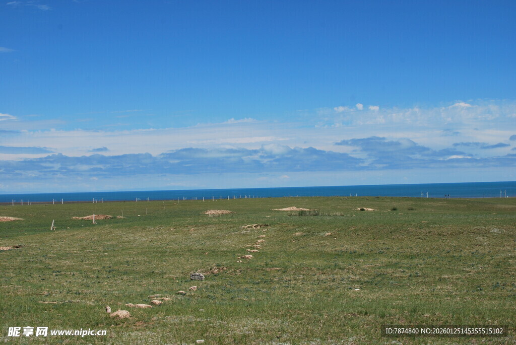 草原上的广阔蓝天与远山