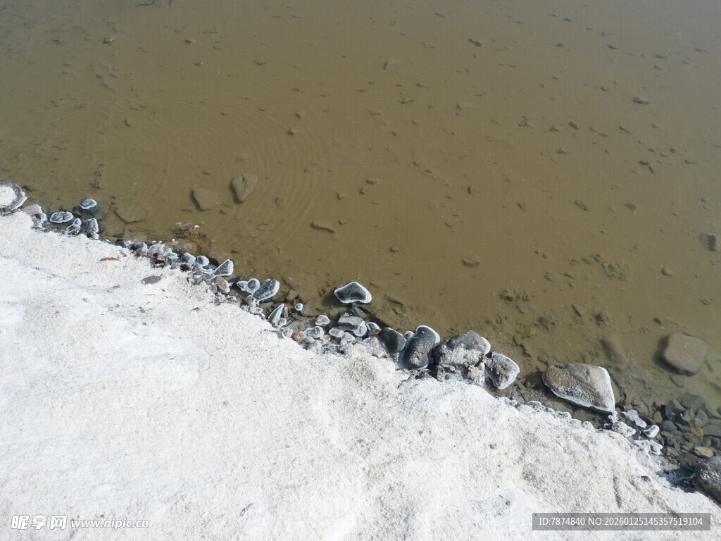 岸边积雪与水边景象
