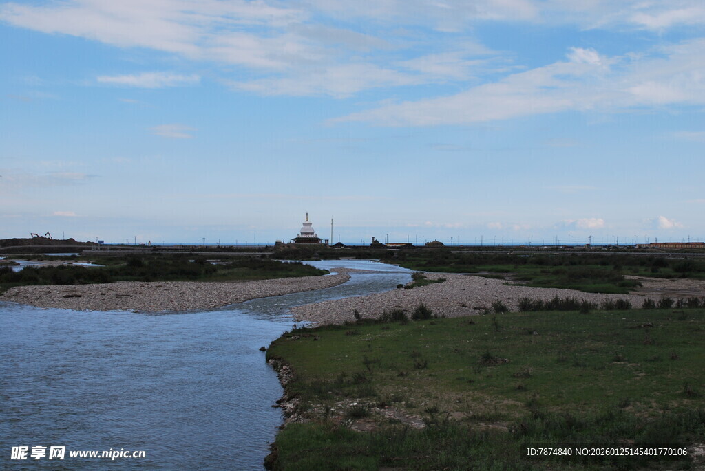河畔风光 远处建筑与蓝天