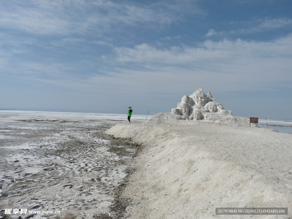 盐湖景观 远处有人与盐堆