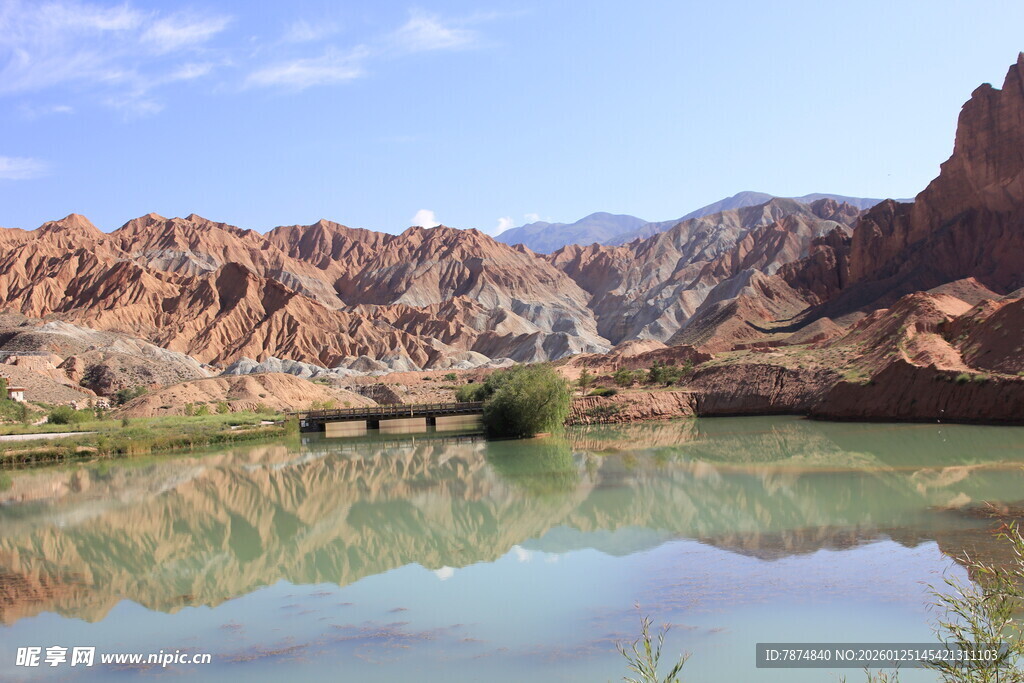 壮丽峡谷中的静谧湖水