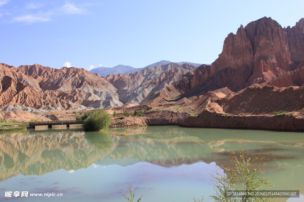 壮美峡谷中的静谧湖水