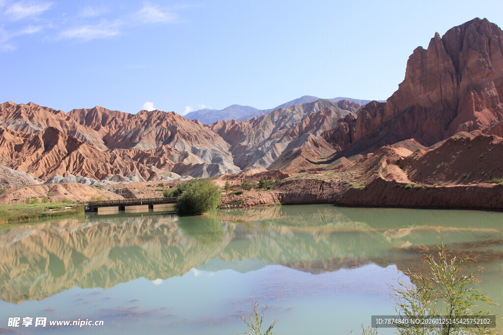 壮丽峡谷中的静谧湖水