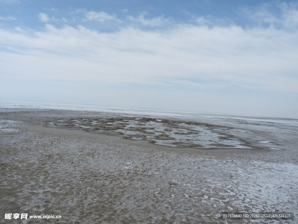 广阔荒凉的盐碱地景观