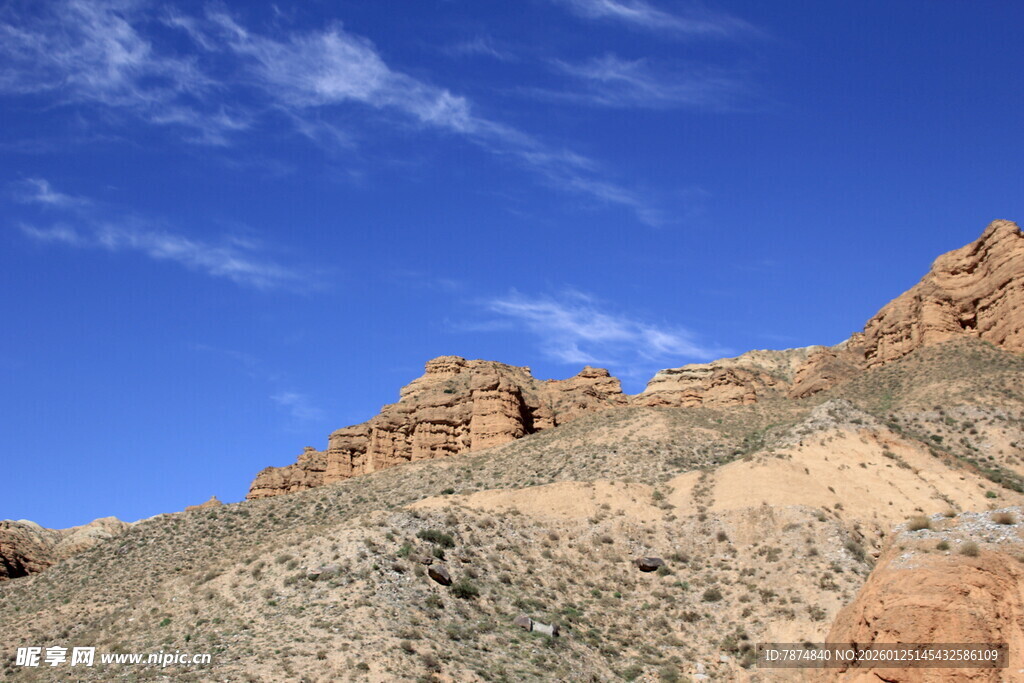 壮丽蓝天映衬下的山地景观