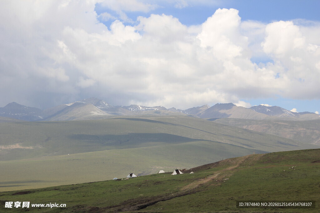 草原远山风景图