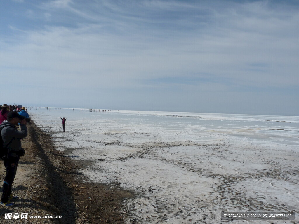 徒步者沿雪地边缘前行