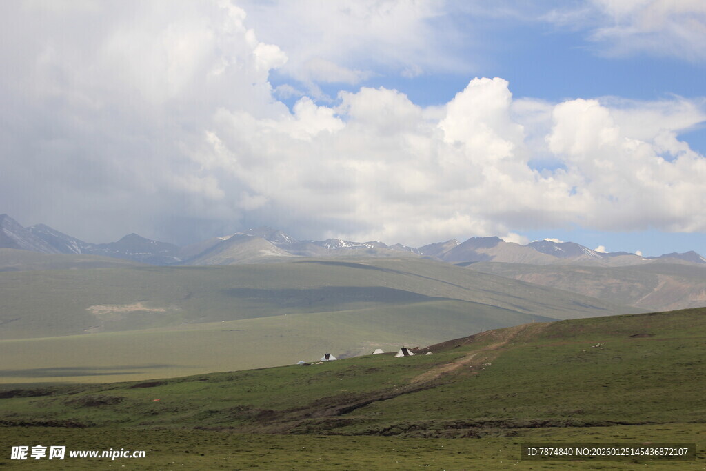 草原上的壮丽云山景观