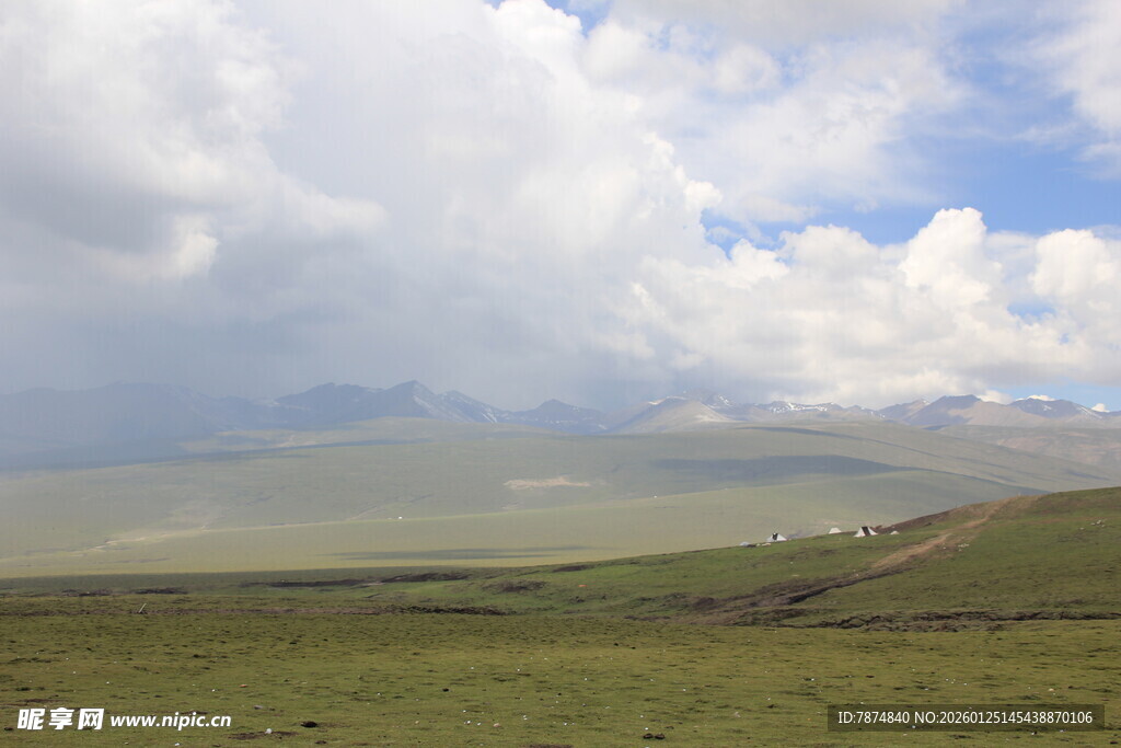 草原上的蓝天白云美景