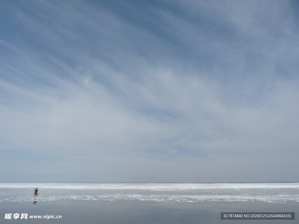 海边漫步的孤独身影