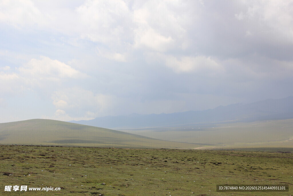 草原风光 远山与多云天空