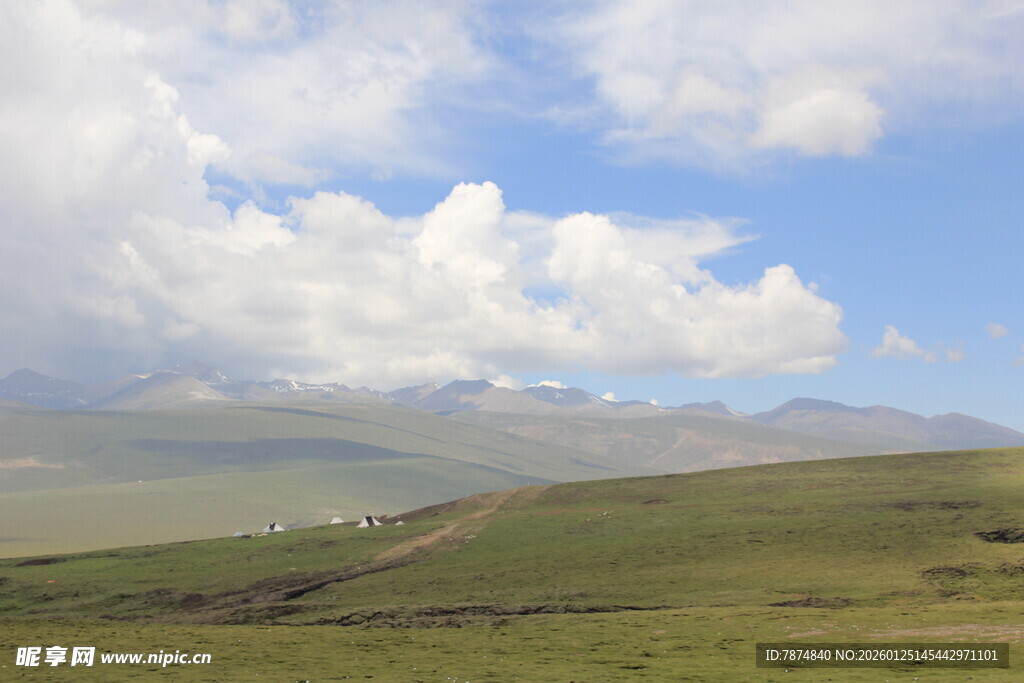 草原蓝天与远山美景