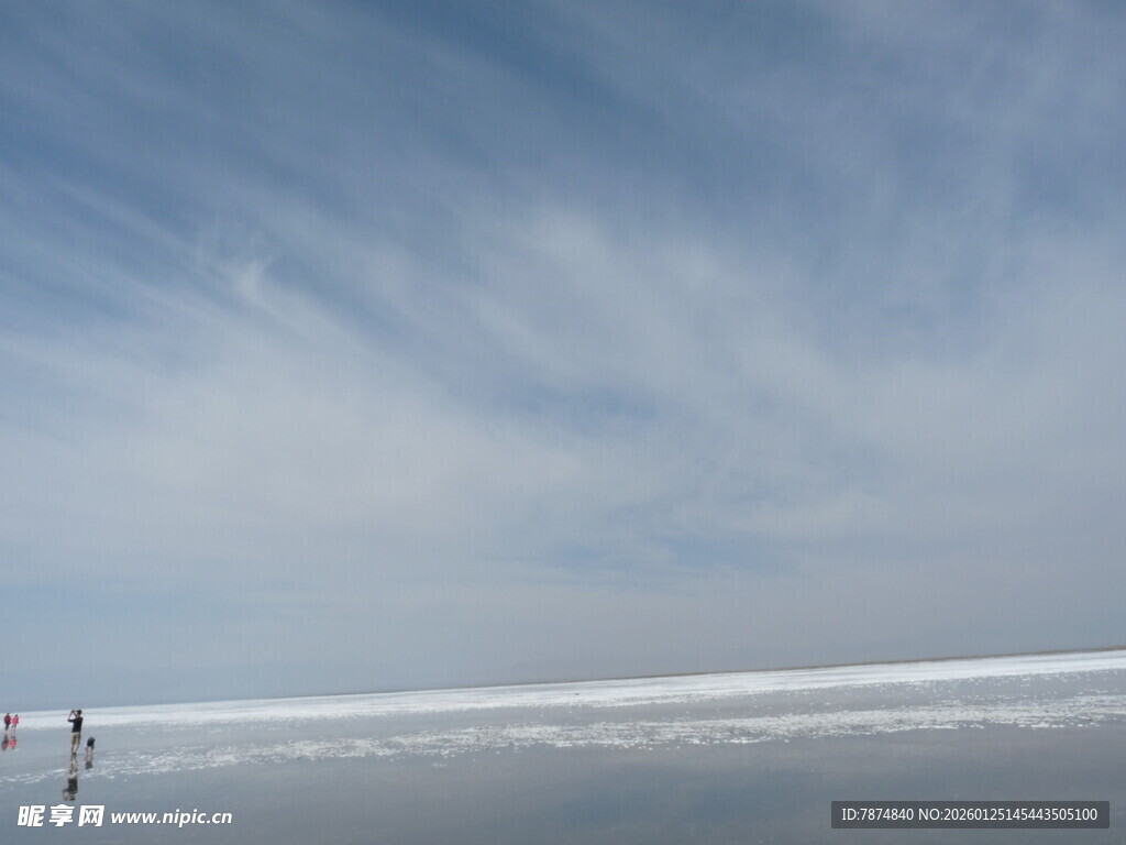 海边漫步的惬意风景