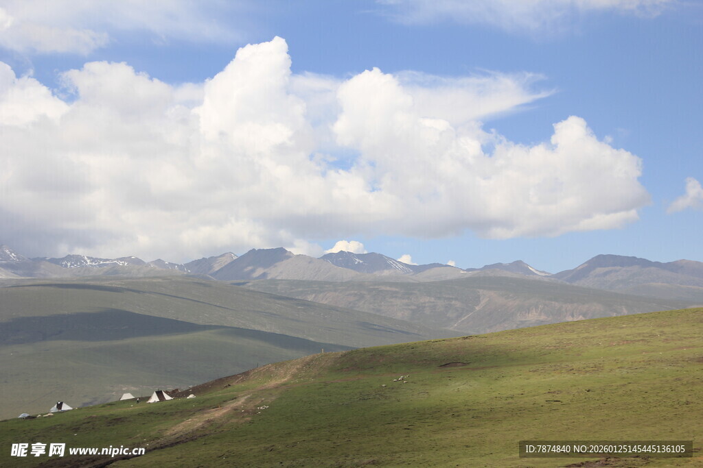 草原山峦间的蓝天白云