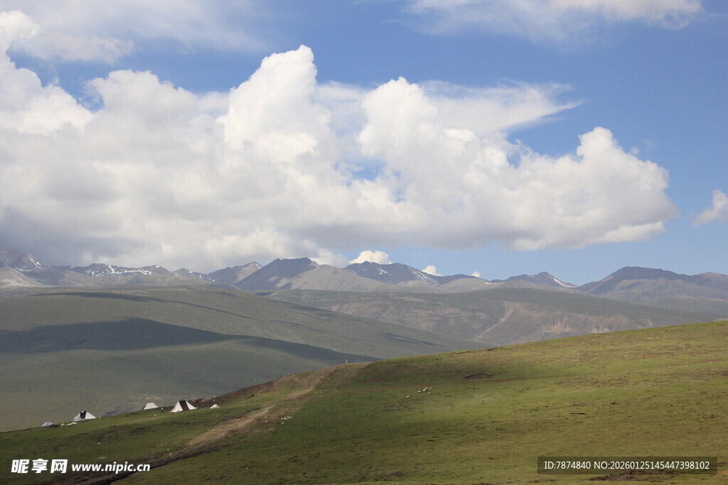 草原山峦间的蓝天白云